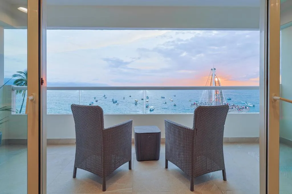 Blue Horizon Beach Club at Hotel Pier 69